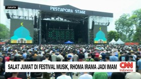 VIDEO: Momen Rhoma Irama Pimpin Salat Jumat di Pestapora 2025