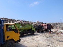 Sopir Truk Sampah Bersiap Cari Pekerjaan Lain
