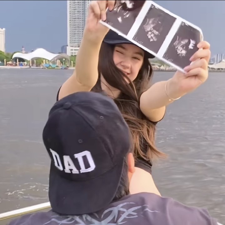 <p>Artis cantik Viktoriya Kolesnaya atau akran disapa Vika melahirlan anak pertama laki-laki pada akhir September lalu. Sebelum melahirkan, suami Vika, Billy Saputra membagikan kabar kehamilan pertama di media sosial Instagram. Billy mengunggah video istrinya yang tengah memamerkan baby bump sambil berdiri di atas kapal dengan pemandangan lautan indah. Di <em>postingan</em> ini, Vika tampak mengenakan topi hitam bertuliskan 'Mom', sementara Billy dengan topi hitam bertuliskan 'Dad'. (Foto: Instagram @vika.kolesnaya)</p>