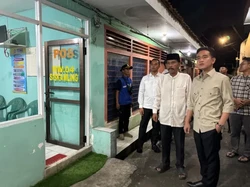Wapres Gibran Pantau Siskamling di Jakarta, Beri Alat-alat Ronda Malam