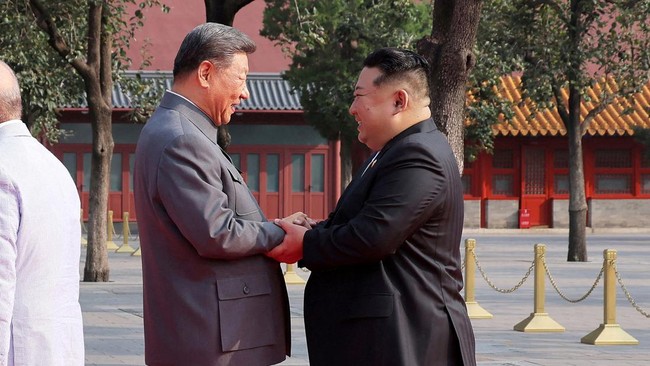 Xi Jinping menegaskan komitmennya ke Kim Jong Un bahwa posisi China dalam hubungan bilateral dengan Korut tidak akan berubah.