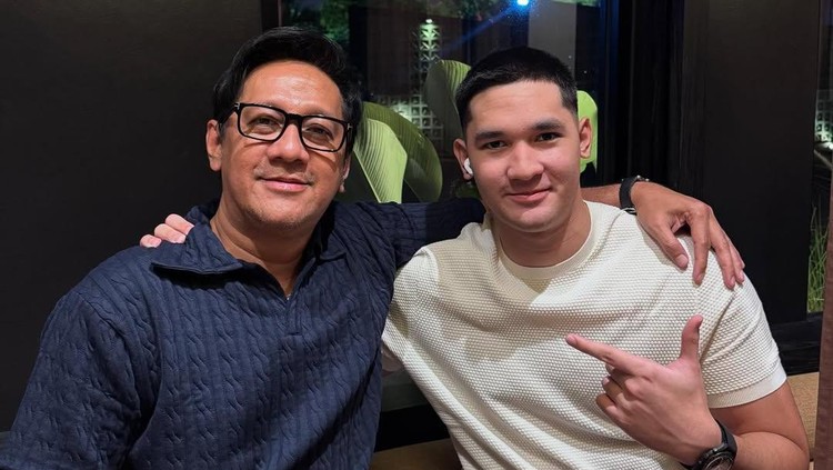 Andre Taulany Andre Taulany bersama putra sulungnya, Dio.