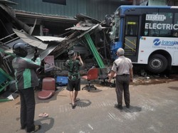 Video: Penampakan Bus TransJakarta Tabrak Toko di Jaksel hingga Hancur