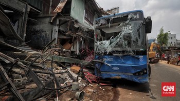 FOTO: Bus TransJakarta Seruduk Toko di Jaksel