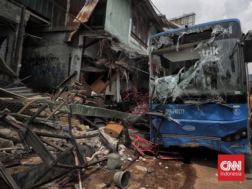 Transjakarta Tanggung Biaya Korban Kecelakaan Bus di Setiabudi