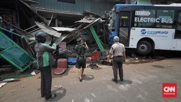 Bus Transjakarta Tabrak Toko di Jaksel, Satu Orang Luka-luka