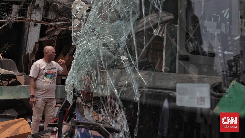 Bus Transjakarta Ringsek Parah Usai Tabrakan di Koridor 13