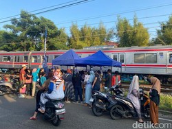 Kisah Gen Z Jualan Cheesecake Rp 10 Ribu di Pinggir Rel, Ludes dalam 3 Jam!