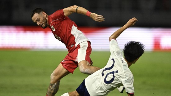 Pesepak bola Timnas Indonesia Marc Anthony Klok (kiri) berebut bola dengan pesepak bola Timnas Taiwan Kung Chih Yu (kanan) dalam FIFA Matchday di Stadion Gelora Bung Tomo, Surabaya, Jawa Timur, Jumat (5/9/2025). ANTARA FOTO/Sigid Kurniawan/Lmo/nz