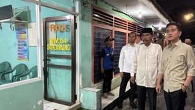 Gibran Malam-malam Blusukan ke Pos Siskamling di Jakbar dan Jaksel