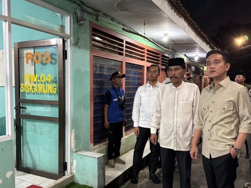 Gibran Malam-malam Blusukan ke Pos Siskamling di Jakbar dan Jaksel