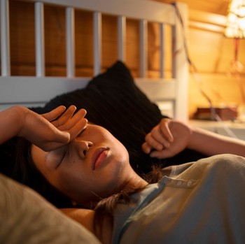 7 Makanan dan Minuman yang Bisa Merusak Waktu Tidur, Menurut Ahli Gizi