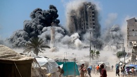 FOTO: Serangan Israel Runtuhkan Gedung Tinggi di Gaza