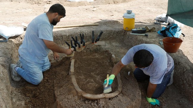 Misteri Makam Kuno Berusia 2.300 Tahun Terbongkar karena Kekeringan Puluhan makam kuno itu, yang diperkirakan berusia 2.300 tahun, ditemukan di wilayah Khanke, Provinsi Duhok, Irak utara.