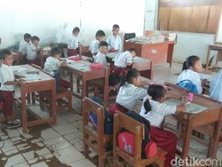 Saat Debu dan Bocor Hujan Jadi Teman Anak SD Tegal Benteng Belajar
