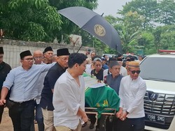 Arif Budimanta Dimakamkan di TPU Layur Rawamangun, Bahlil Angkat Keranda
