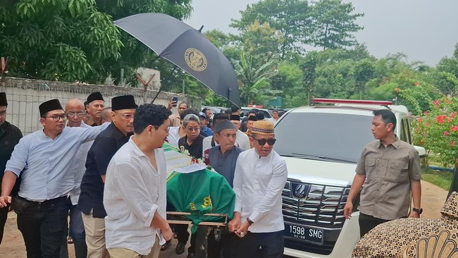 Jenazah ekonom Arif Budimanta dimakamkan di TPU Layur Rawamangun yang dihadiri sejumlah pejabat dan tokoh lainnya.