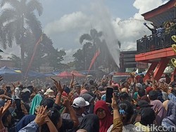 Ribuan Warga Berebut Air Jamasan Gong Kiai Pradah Blitar Cari Berkah