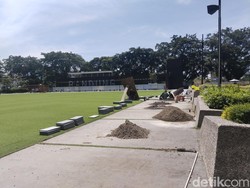 Wisatawan Kecewa Gagal Bawa Si Kecil Bermain di Alun-alun Bandung