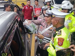 Polisi Bagikan Makanan ke Pengendara yang Terjebak One Way di Puncak