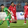Pesepak bola Timnas Indonesia U-23 Muhammad Rayhan Hannan (tengah) berebut bola dengan pesepak bola Timnas Makau U-23 Lei Man Tek (kiri) dalam kualifikasi Grup J Piala Asia U-23 2026 di Stadion Gelora Delta Sidoarjo, Jawa Timur, Sabtu (6/9/2025). ANT