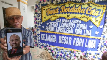 Truplo diplomata KBRI Lima, Zetroja Leonarda Purbe, prispelo v Indonezijo po smrti v streljanju v Peruju