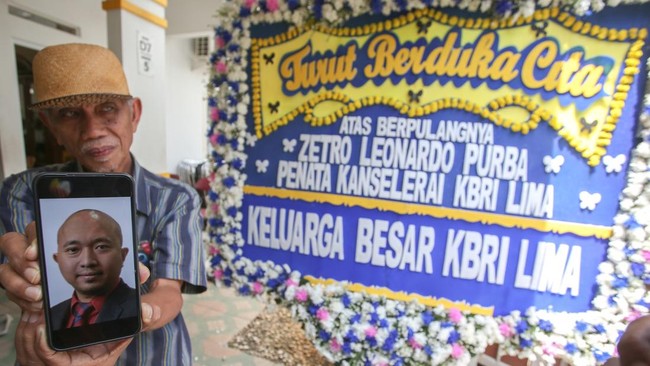 Jenazah Staf KBRI Lima Zetro Leonardo Purba Tiba di Jakarta Jenazah staf Kedutaan Besar Republik Indonesia (KBRI) di Lima, Peru, Zetro Leonardo Purba, tiba di Indonesia, Selasa (9/9) malam.