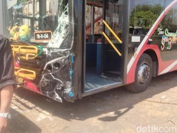 Bus Trans Semanggi Suroboyo Tabrakan dengan Innova Zenix di Surabaya