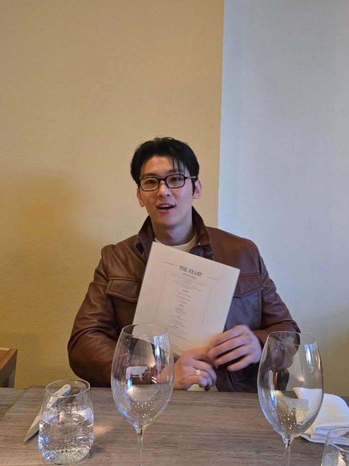 Dex dikonfirmasi membintangi film Korea baru berjudul House of Ghosts yang bergenre romantis fantasi. Dalam film ini, ia akan berperan sebagai pemeran utama yang bernama Yoon Sung./ Foto: instagram.com/dex_xeb