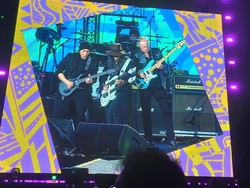 Adu Gitar Steve Vai vs Nuno Bettencourt Panaskan GBK Bareng Dewa 19