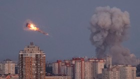 Rusia Gempur Ibu Kota Ukraina, Gedung Pemerintah-Apartemen Terbakar