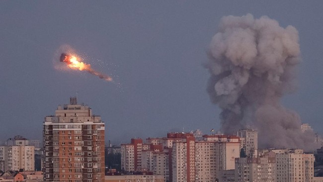 Serangan drone Rusia menghantam Kyiv, menyebabkan gedung pemerintah terbakar, serta 18 orang luka-luka.