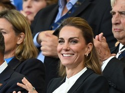 Kate Middleton Tampil Lagi dengan Rambut Gelap, Tinggalkan