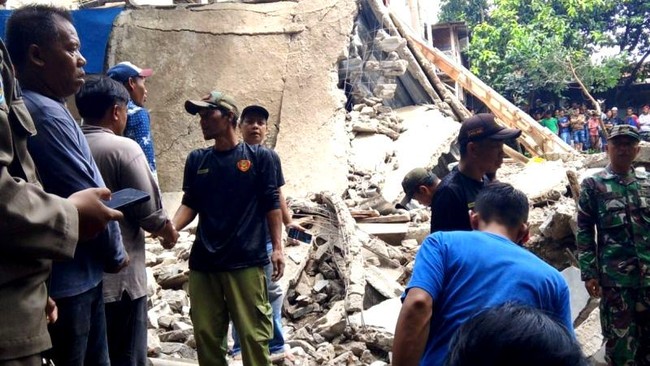 Selain tiga orang tewas, sebanyak 54 warga dilarikan ke rumah sakit akibat luka-luka yang dialami usai tertimpa bangunan ambruk saat Maulid di Ciomas, Bogor.