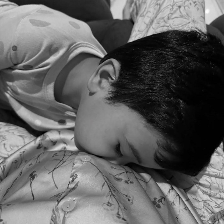 <p>Dalam unggahan foto lainnya, Zaskia memperlihatkan putranya tidur di pangkuan sambil mencium perut sang Bunda. Seperti yang diketahui, Zaskia Sungkar dan Irwansyah diketahui memang tengah menjalani program kehamilan kedua melalui metode bayi tabung (IVF) sejak beberapa waktu lalu. Wah, selamat Bunda Zaskia Sungkar! (Foto: dok. Instagram @zaskiasungkar15)</p>