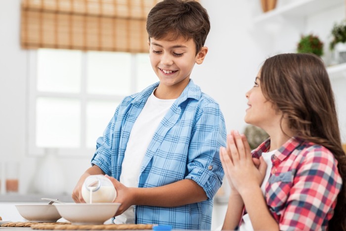 Ajarkan aturan kesopanan dasar. Sopan santun membantu anak belajar peduli, berempati, dan menghormati orang lain. Nilai ini penting untuk tumbuh kembangnya sejak dini./ Foto: Freepik.com