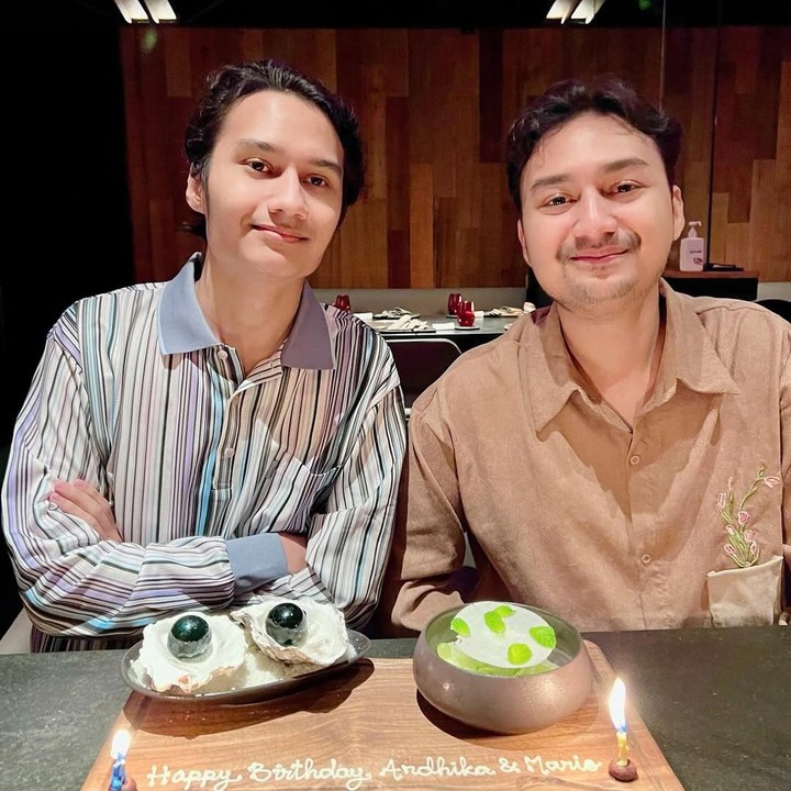 <p>Pada <em>postingan </em>itu, Ira juga menulisan doa dan ungkapan sayang untuk kedua putranya. &ldquo;Radya dan Mario&hellip;aku suka sekali melihat kalian tumbuh menjadi pemuda&hellip; Aku sangat mencintai kalian, dan berdoa agar kalian menemukan jalan, gairah, dan tujuan hidup kalian,&rdquo; tuturnya.&nbsp;&nbsp;(Foto: Instagram@irawbw)</p>