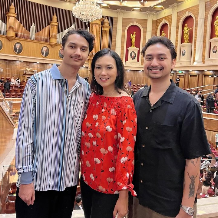 <p>Ira dan Katon pernah menikah pada 1996 dan resmi cerai pada 2012. Dari pernikahan itu, mereka dikaruniai dua anak laki-laki yang lahir di tanggal yang sama, tetapi beda tahun. Mereka adalah Andhika Radya Bagaskara dan Mario Arya Bagaskara.&nbsp;(Foto: Instagram@irawbw)</p>