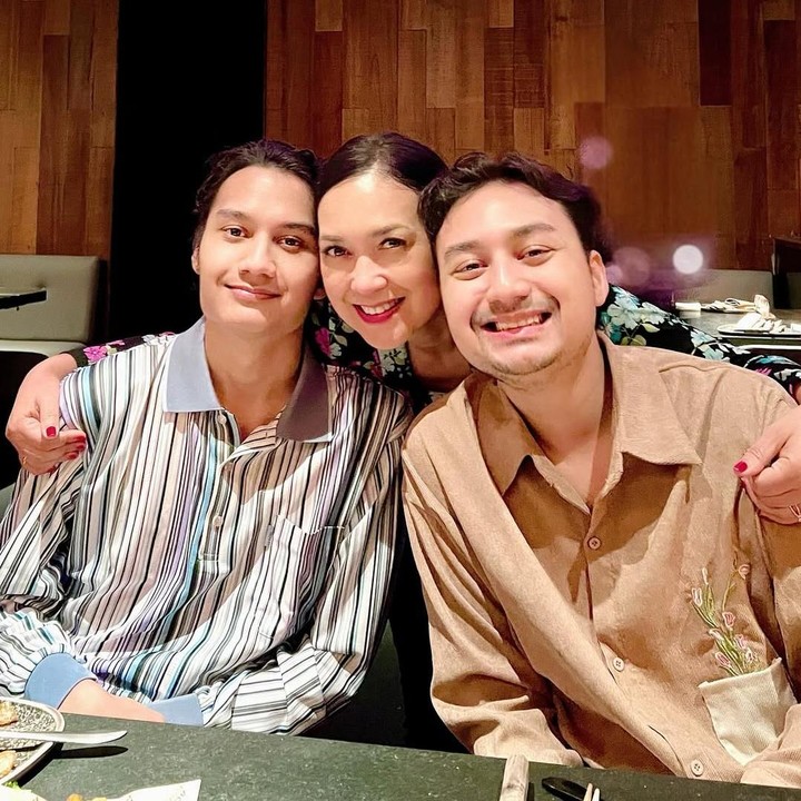 <p>Sejumlah mantan pasangan artis memilih untuk tetap menjalin hubungan baik demi kebahagiaan anak-anaknya. Salah satunya adalah Ira Wibowo dan mantan suami, Katon Bagaskara. (Foto: Instagram@irawbw)</p>