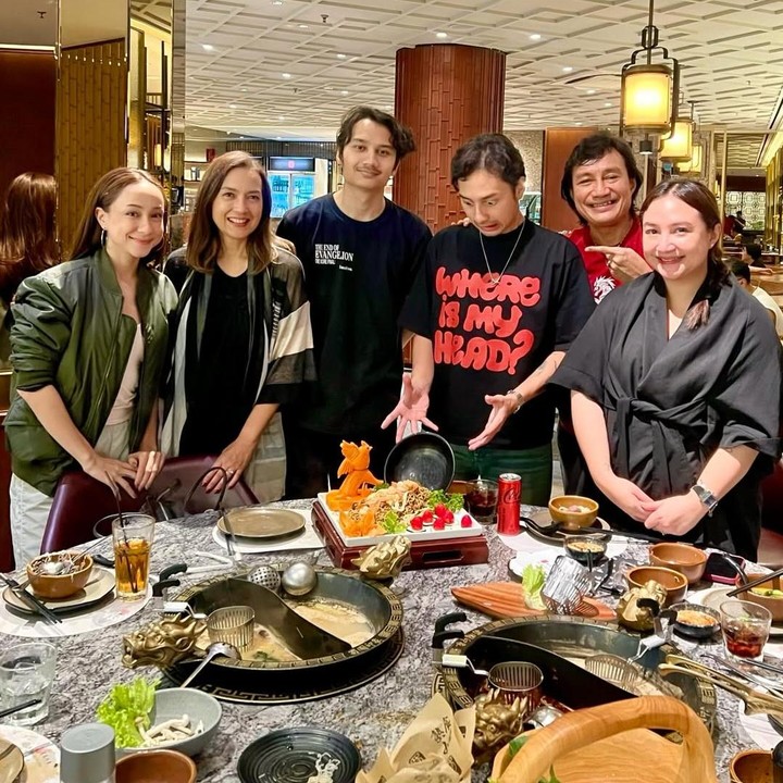 <p>Setiap tahunnya, Ira dan Katon selalu meluangkan waktu bersama untuk memperingati hari kelahiran Andhika dan Mario. Begitu juga dengan tahun ini, mereka merayakannya dengan makan bersama di sebuah restoran.&nbsp;(Foto: Instagram@irawbw)</p>