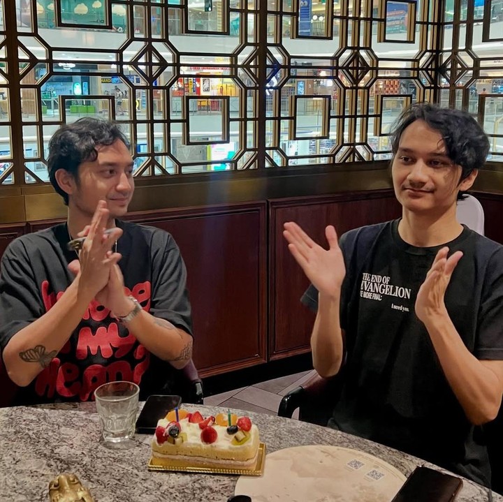 <p>Momen itu dibagikan langsung oleh Ira melalui beberapa foto yang diunggah di akun Instagram pribadinya. &ldquo;Selamat ulang tahun dua anak laki-lakiku. Sampai sekarang orang masih suka terheran-heran, kok bisa ya kalian bersamaan ulang tahunnya&hellip;Padahal enggak diatur sama sekali,&rdquo; tulis Ira, dikutip dari laman Instagram <em>@irawbw,</em> Senin (8/9/2025).&nbsp;(Foto: Instagram@irawbw)</p>