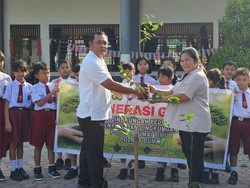Tanamkan Cinta Lingkungan Sejak Dini, Polres Dumai Ajak Siswa SD Tanam Pohon