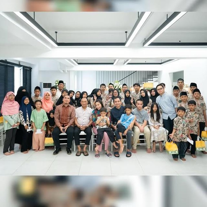 <p>Berbeda dari pesta mewah, Ayu memilih cara yang sederhana. Ia menghabiskan hari spesialnya bersama keluarga tercinta dan anak-anak dari panti asuhan yang hadir membawa keceriaan, Bunda. (Foto: Instagram @mrsayudewi)</p>