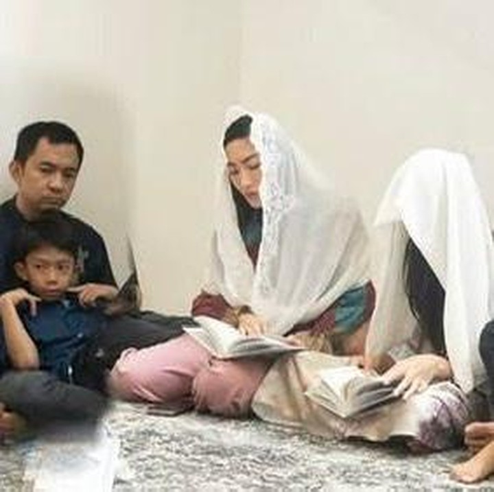 <p>Acara pun dimulai dengan melakukan pengajian bersama. Raut haru tampak jelas dari wajah Ayu saat ia duduk dikelilingi orang-orang terdekat dan anak-anak panti asuhan yang ia undang. (Foto: Instagram @mrsayudewi)</p>