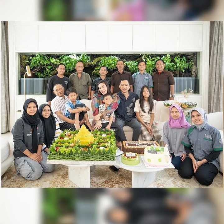 <p>Usai pengajian, sesi foto bersama pun jadi momen yang tak terlewatkan. Tak ketinggalan, tumpeng besar tersaji di meja sebagai hidangan utama perayaan ulang tahun presenter kelahiran 7 September 1984 ini. (Foto: Instagram @mrsayudewi)</p>