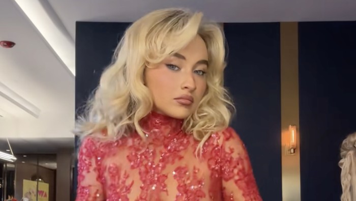 Tangkapan layar TikTok Sabrina Carpenter. Sabrina kenakan Valentino di MTV VMA 2025.