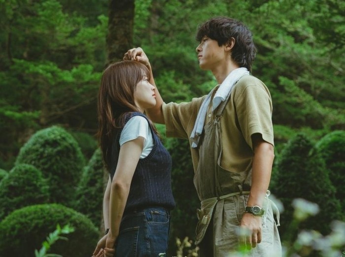 Pada episode pertama, My Youth langsung menampilkan pertemuan antara kedua pemeran utama yakni Sun Woo Hee yang diperankan Song Joong Ki dan Sung Je Yeon yang diperankan oleh Chun Woo Hee. Sempat terpisah, mereka justru dipertemukan kembali setelah 10 tahun tidak berjumpa./ Foto: Soompi.com