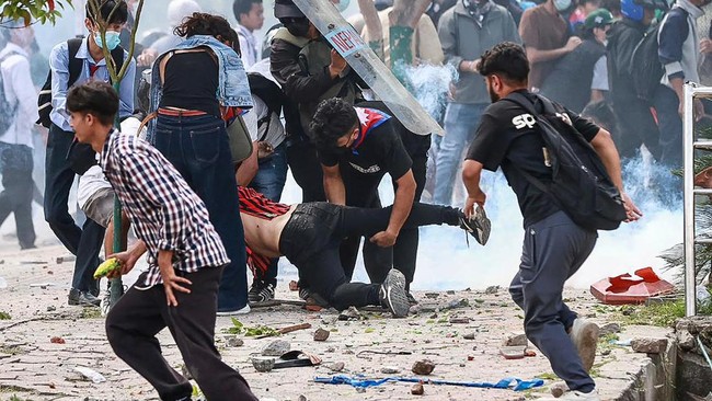 Ribuan Gen Z Nepal Demo Melawan Pemerintah Tewaskan 16 Orang, Ada Apa? Ribuan orang yang terdiri dari Gen Z di Nepal menggelar aksi unjuk rasa sebagai bentuk perlawanan atas kebijakan pemerintah yang dianggap mengekang kebebasan.