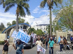 SBSI dan Grib Jaya Demo Tuntut Kesejahteraan Buruh-Hapus Tunjangan DPRD NTT