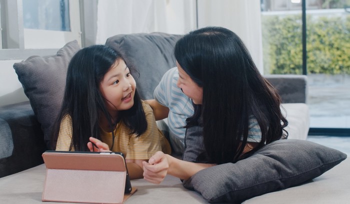 Dorong anak bercerita tentang perasaannya. Tunjukkan kepedulian dan sikap berempati dengan mendengarkan cerita anak sepenuh hati. Saat ia bercerita tentang orang lain, dengarkan dulu pendapatnya sebelum memberi respon./ Foto: Freepik.com/Tirachardz